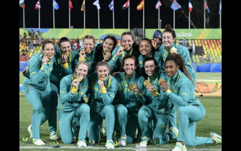 Las australianas levantaron el trofeo olímpico dorado. AFP /