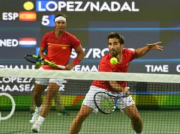 Nadal y Ferrer muestran más solidez en la primera manga al cerrar el set y tomar ventaja. AFP / L. Acosta