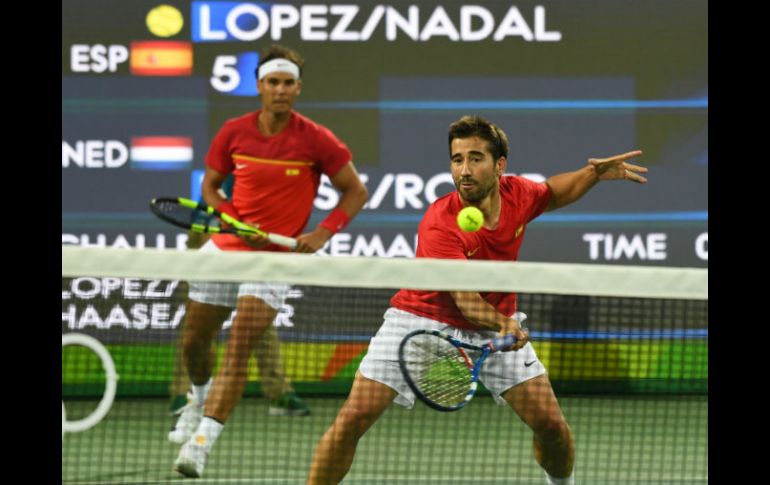 Nadal y Ferrer muestran más solidez en la primera manga al cerrar el set y tomar ventaja. AFP / L. Acosta