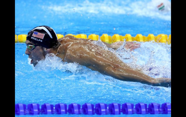 Phelps, de 31 años, compitió en el segundo grupo de la ronda semifinal y finalizó en segundo puesto con registro de 1:54.12 minutos. NTX / J. Arciga