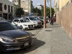 El Hospital Civil no cuenta con espacios adecuados para estacionar lo automóviles. EL INFORMADOR / ARCHIVO