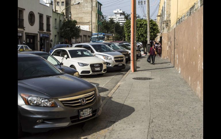 El Hospital Civil no cuenta con espacios adecuados para estacionar lo automóviles. EL INFORMADOR / ARCHIVO