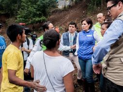 Rosario Robles (der) hablo con los afectados en Huachinango, Puebla. ESPECIAL /