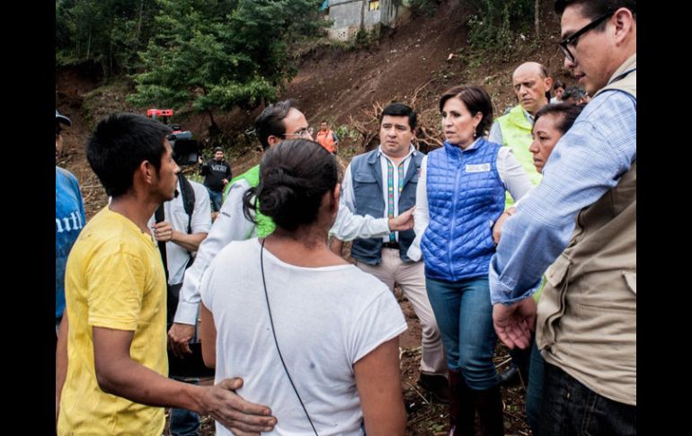 Rosario Robles (der) hablo con los afectados en Huachinango, Puebla. ESPECIAL /