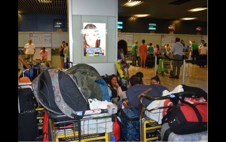 Aún hay viajantes tanto mexicanos como españoles esperando su turno. NTX / C. Meza