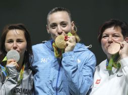 Las ganadoras felices con su medalla. AP / E.Hoshiko