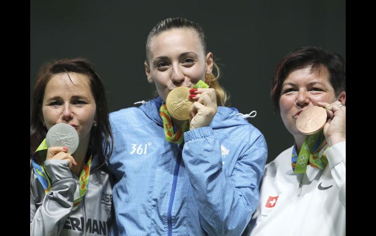 Las ganadoras felices con su medalla. AP / E.Hoshiko