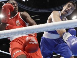 El boxeador español de rojo y el uzbeko Shakhram Giyasov de azul. AP / F. Franklin