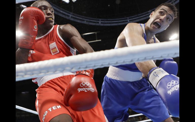 El boxeador español de rojo y el uzbeko Shakhram Giyasov de azul. AP / F. Franklin