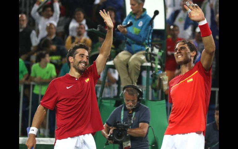 Nadal y Marc López celebrando su victoria en contra de los argentinos. EFE / F.Maia