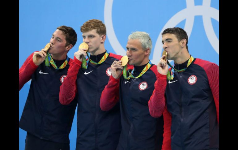 Conor Dwyer, Townley Haas, Ryan Lochte y Michael Phelps (izq. a der.), del equipo de EU, celebran su medalla. AP / L. Jin-man