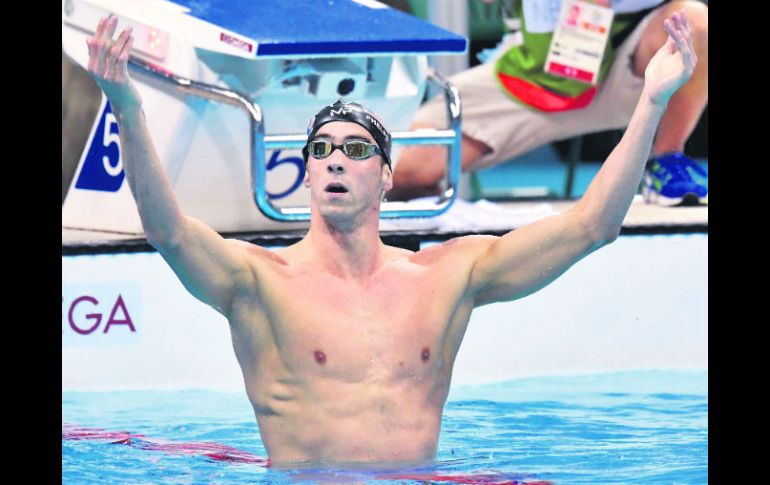 Festejo. Michael Phelps alza los brazos en señal de triunfo tras conquistar la prueba de los 200 metros mariposa. EFE / T. Illyes