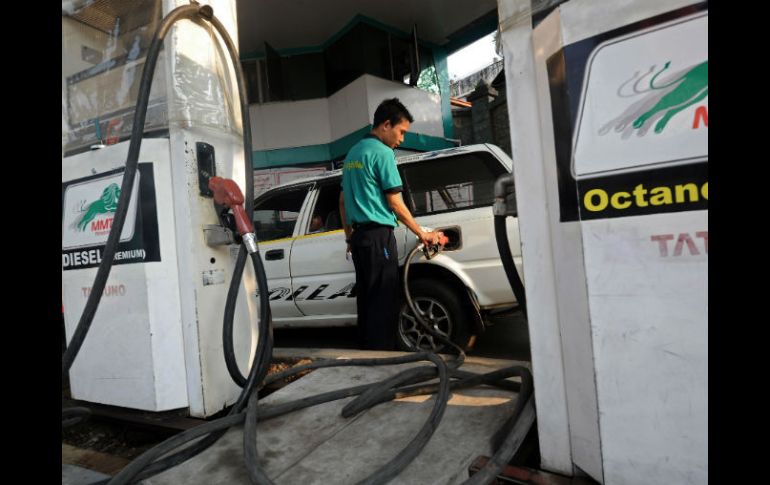 En comparación con otros países, los precios de la gasolina en México se mantienen por debajo. AFP / ARCHIVO