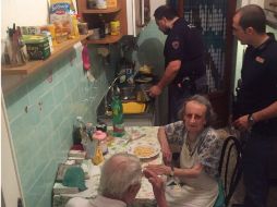 Michele y Jole lloraban por encontrarse solos, por lo que los policías los acompañaron con un plato de pasta. FACEBOOK / Questura di Roma