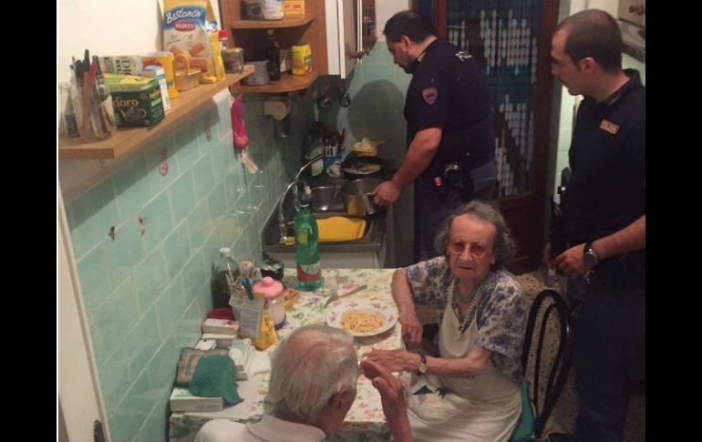 Michele y Jole lloraban por encontrarse solos, por lo que los policías los acompañaron con un plato de pasta. FACEBOOK / Questura di Roma