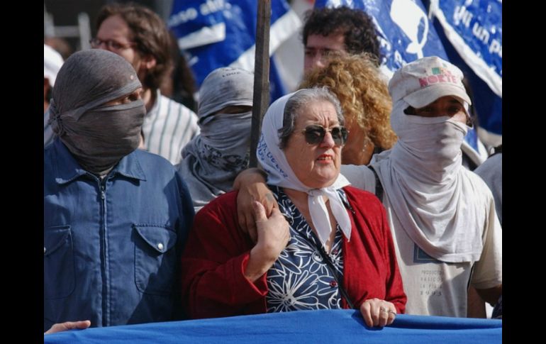 El viernes, el juez declaró a De Bonafini 'en rebeldía'; dejó orden sin efecto tras apoyo multitudinario a la dirigente. AP / ARCHIVO