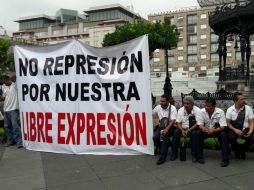 Un centenar de transportistas y conductores de la ruta 622 se manifiestan frente a Palacio de Gobierno y el Congreso del Estado. EL INFORMADOR / A. García