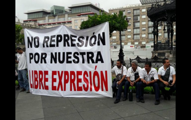 Un centenar de transportistas y conductores de la ruta 622 se manifiestan frente a Palacio de Gobierno y el Congreso del Estado. EL INFORMADOR / A. García