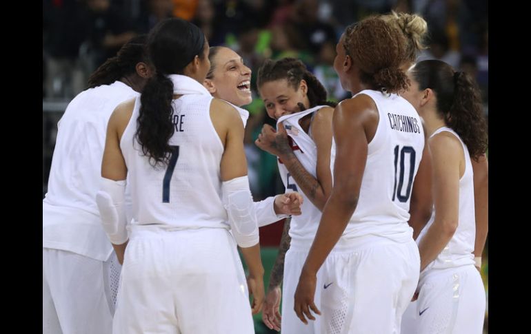 Las estadounidenses felices tras ganar su tercer juego. EFE / F.Ismail