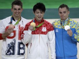 Los tres atletas con sus respectivas medallas. AP / J.Cortez