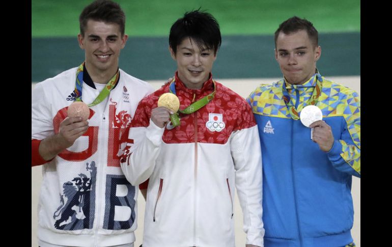 Los tres atletas con sus respectivas medallas. AP / J.Cortez