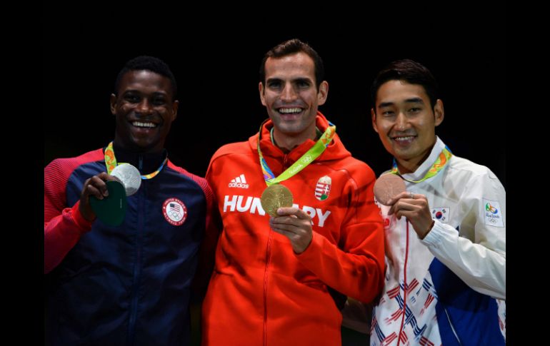 Aron Szilagyi (c) junto a el surcoreano Kim Jung-hwan (der) que obtuvo el bronce y la plata fue para Daryl Homer de EU (izq). AFP / F. Coffrini