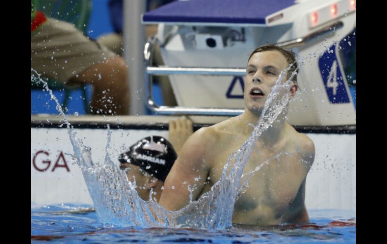 El australiano Kyle Chalmers, de 18 años, festeja al ganar el oro. AP / M. Sohn