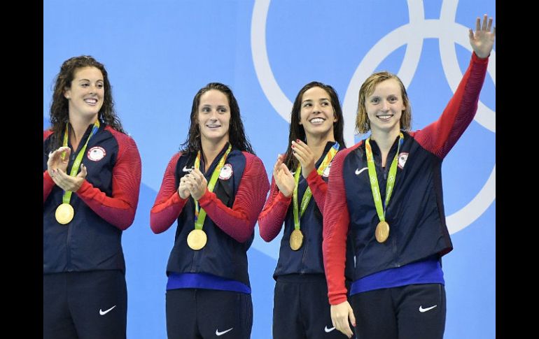 Es el tercer oro para Ledecky, de 19 años, que subió al podio con Allison Schmitt, Leah Smith y Maya Dirado. AP / M. Meissner