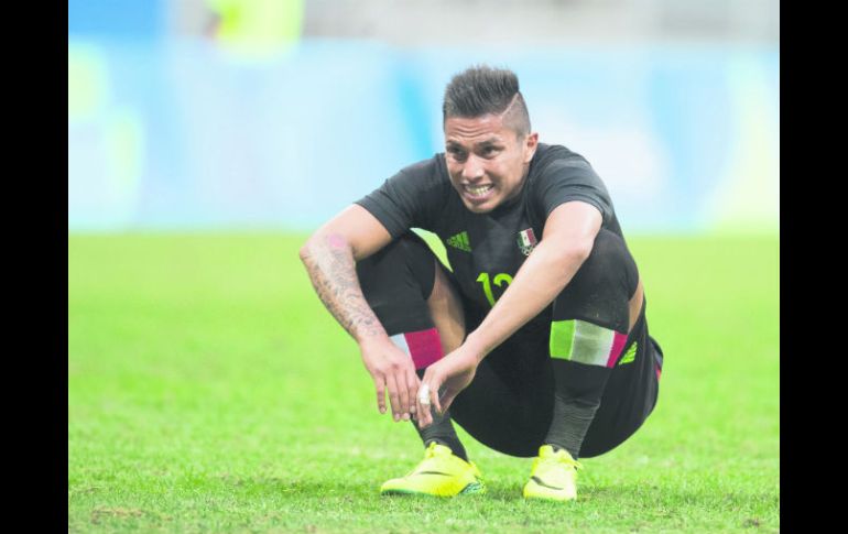 El defensa tapatío Carlos Salcedo se queda en el campo tras la eliminación de México a cargo de los surcoreanos. MEXSPORT /