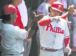 Freddy Galvis es felicitado por sus compañeros de equipo tras conectar su cuadrangular en el duelo de ayer ante los Dodgers. AP / K. Kuo