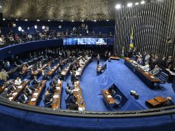 Después de 15 horas, 59 senadores aprobaron llevar a juicio político a Dilma Rousseff. EFE / C. Gomes