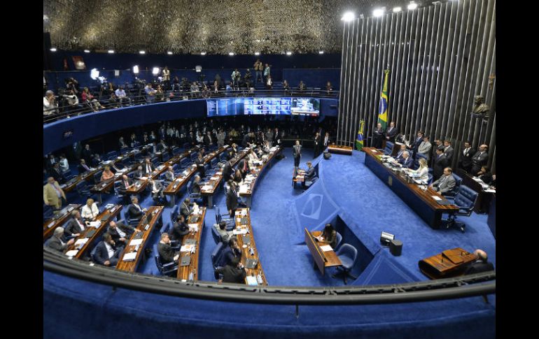 Después de 15 horas, 59 senadores aprobaron llevar a juicio político a Dilma Rousseff. EFE / C. Gomes