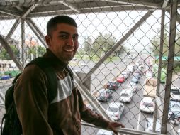 Desde un puente peatonal, Iván Noé Gallegos observa el tráfico ocasionado por el cierre parcial del Periférico.  /