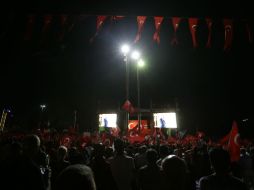 Una enorme muchedumbre que ondeaba banderas turcas se congregó para escuchar el discurso, emitido a través de grandes pantallas. AP / T. Stavrakis