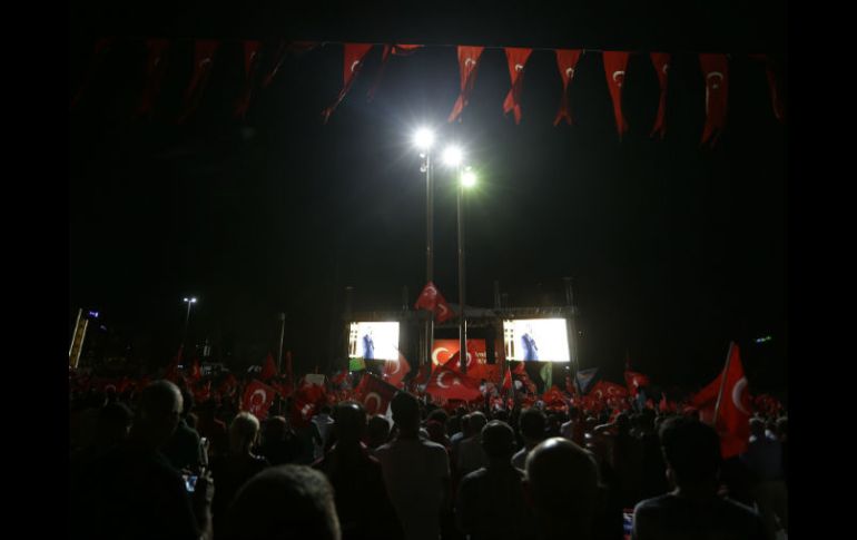 Una enorme muchedumbre que ondeaba banderas turcas se congregó para escuchar el discurso, emitido a través de grandes pantallas. AP / T. Stavrakis