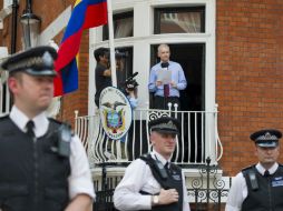 Julian Assange durante una rueda de prensa desde el balcón de la embajada de Ecuador en Londres. EFE / F. Arrizabalaga