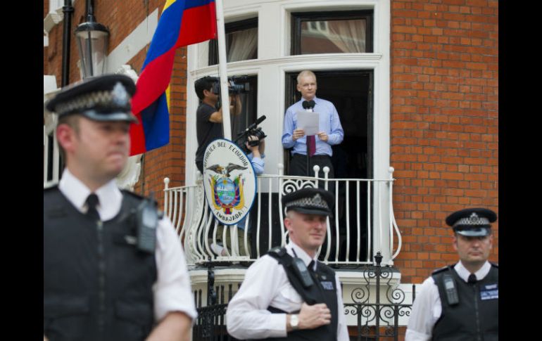 Julian Assange durante una rueda de prensa desde el balcón de la embajada de Ecuador en Londres. EFE / F. Arrizabalaga