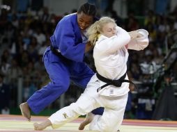 Kayla Harrison (blanco) aplica un derribe a la competidora francesa en la final. AP / M.Schreiber