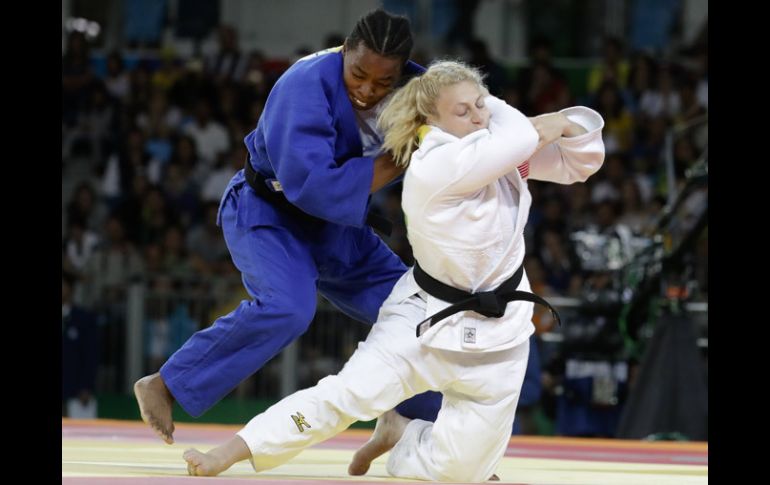 Kayla Harrison (blanco) aplica un derribe a la competidora francesa en la final. AP / M.Schreiber