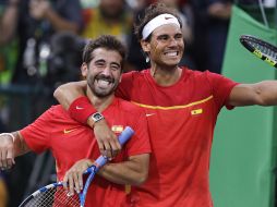 Marc López y Rafael Nadal festejan al pasar a la final ante Rumania en los dobles masculinos de Río 2016. AP / C.Krupa