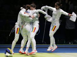 El equipo de Rumania festeja la medalla de oro en espada femenil. EFE / S.Ilnitsky