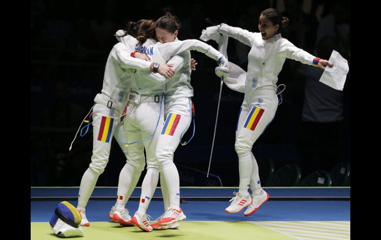 El equipo de Rumania festeja la medalla de oro en espada femenil. EFE / S.Ilnitsky