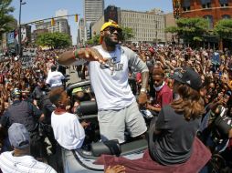 LeBron volvió a reiterar la 'magia' que hubo la pasada temporada dentro del equipo, gracias al apoyo de los aficionados. AP / ARCHIVO