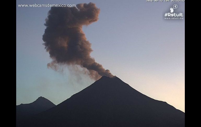 Desde hace unos días, el volcán ha tenido actividad presentando exhalaciones e incluso una pequeña explosión. TWITTER / @webcamsdemexico