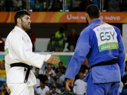 Momento en que Or Sasson da la mano a  Islam El Shehaby y la rechaza. AP / M.Schreiber