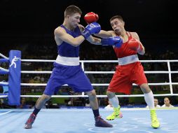 El uzbeco Hasanboy Dusmatov encontra del estadounidense Nico Hernández. AP / F. Franklin