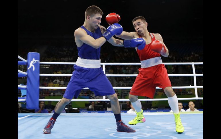 El uzbeco Hasanboy Dusmatov encontra del estadounidense Nico Hernández. AP / F. Franklin