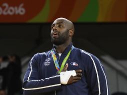 Teddy Riner, en el momento del himno de su país tras recibir la presea de oro. AP / M.Schreiber