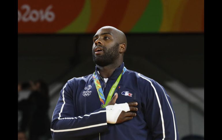 Teddy Riner, en el momento del himno de su país tras recibir la presea de oro. AP / M.Schreiber