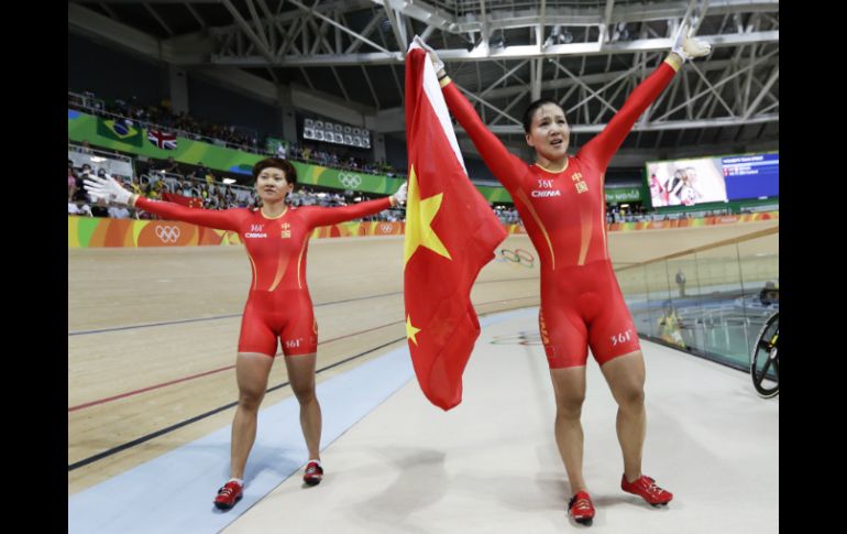 Jinjie Gong y Tianshi Zhong celebran su triunfo. AP / P. Golovkin